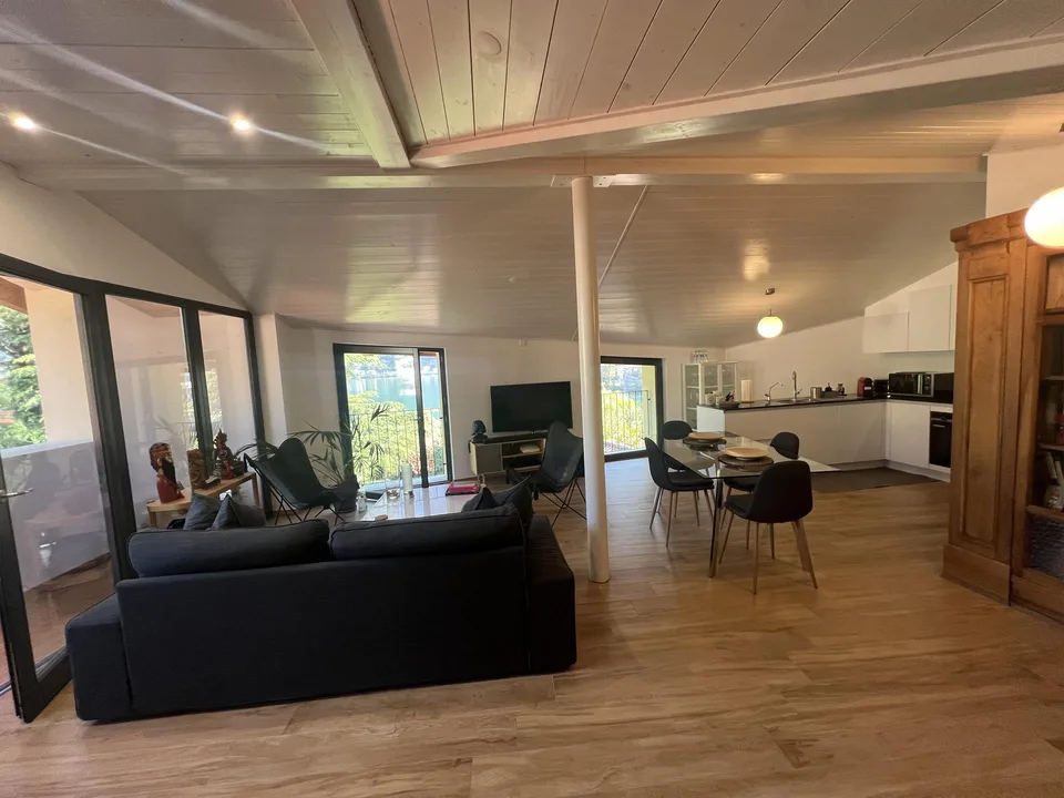 Riva San Vitale CENTRALISSIMO E FRONTE LAGO, ATTICO in perfetto stato