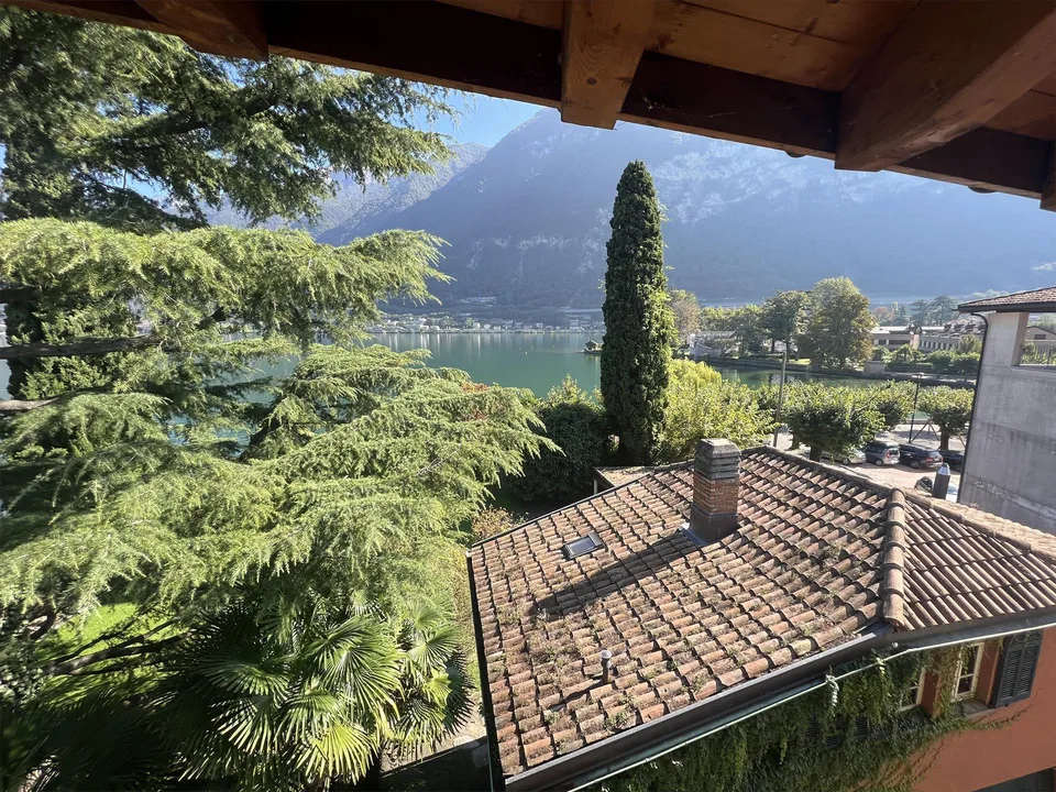 Riva San Vitale CENTRALISSIMO E FRONTE LAGO, ATTICO in perfetto stato