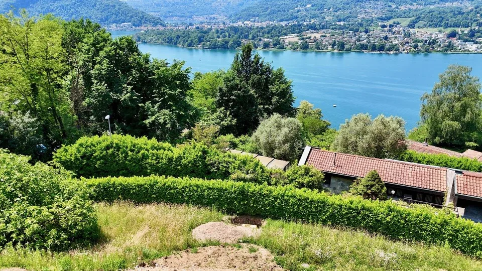 Terreno Edificabile a Montagnola con Splendida Vista sul Lago