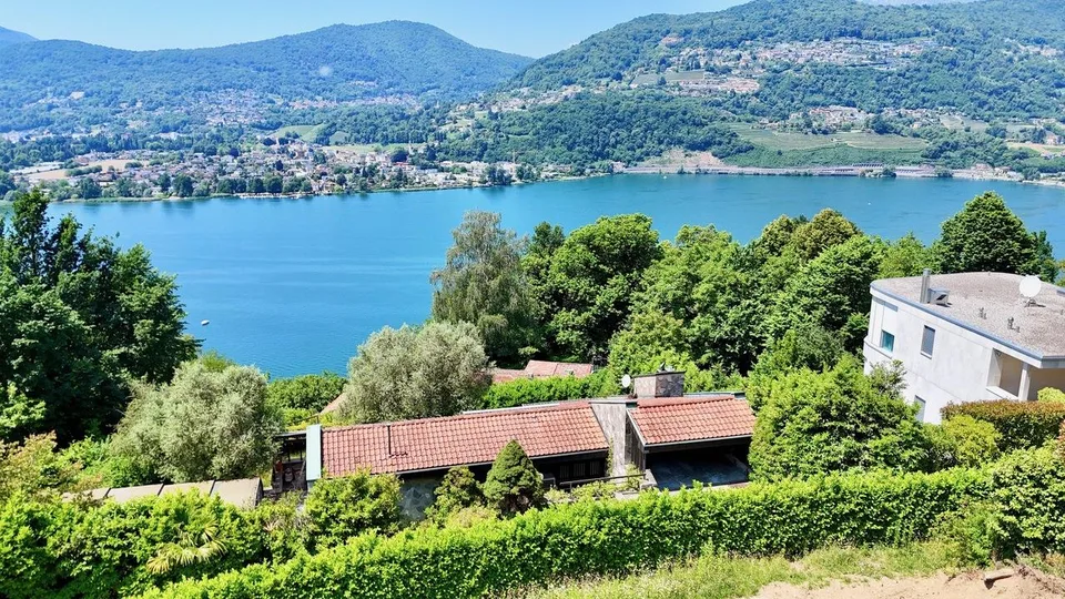 Terreno Edificabile a Montagnola con Splendida Vista sul Lago