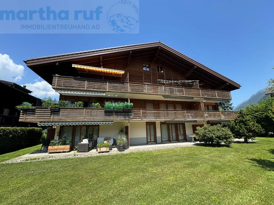 ruhige und moderne 2.5-Zimmer Wohnung OG mit Jungfrausicht