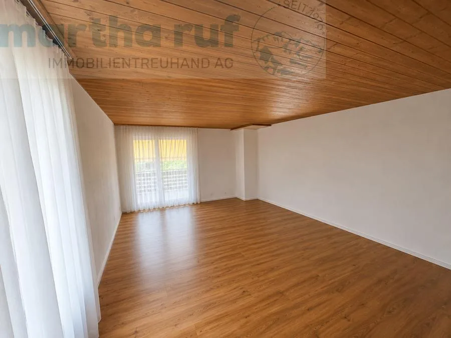 ruhige und moderne 2.5-Zimmer Wohnung OG mit Jungfrausicht