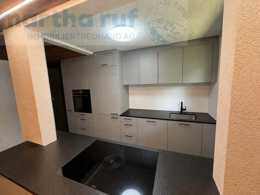 ruhige und moderne 2.5-Zimmer Wohnung OG mit Jungfrausicht