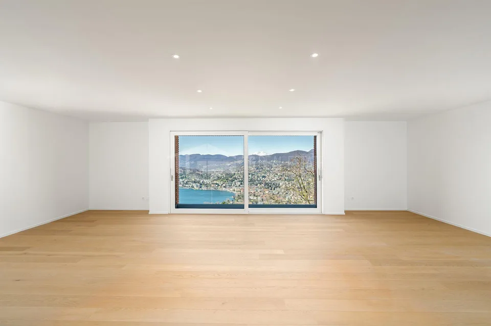 MAGNIFICA VILLA CON GIARDINO E VISTA LAGO
