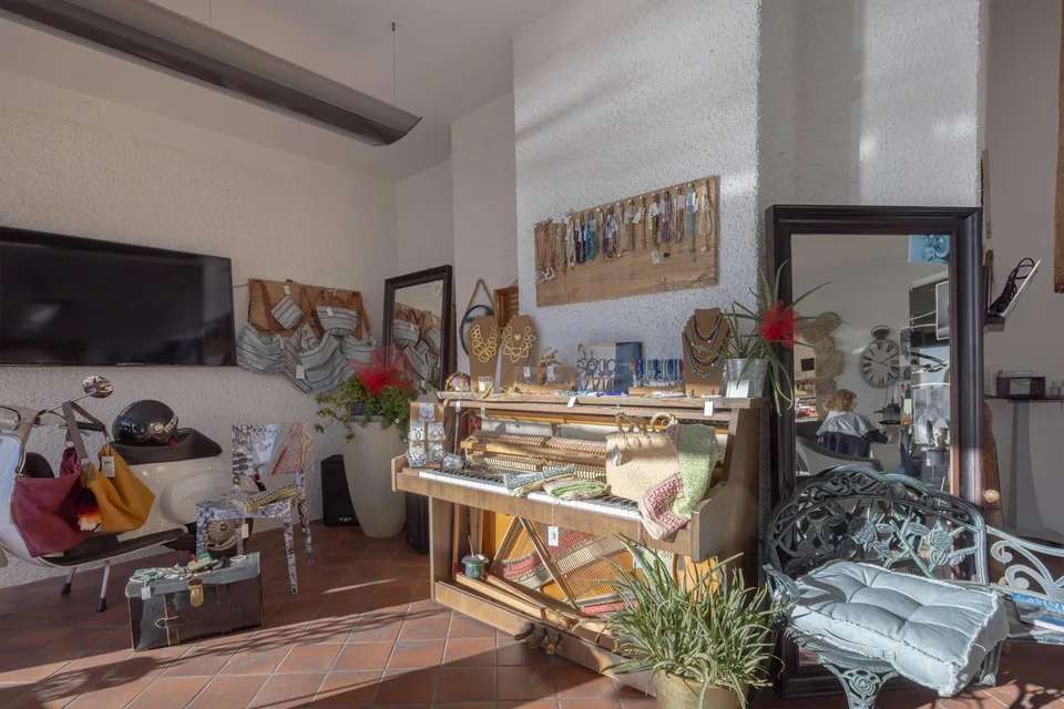ELEGANTE BILOCALE COMMERCIALE SUL LUNGOLAGO A MELIDE