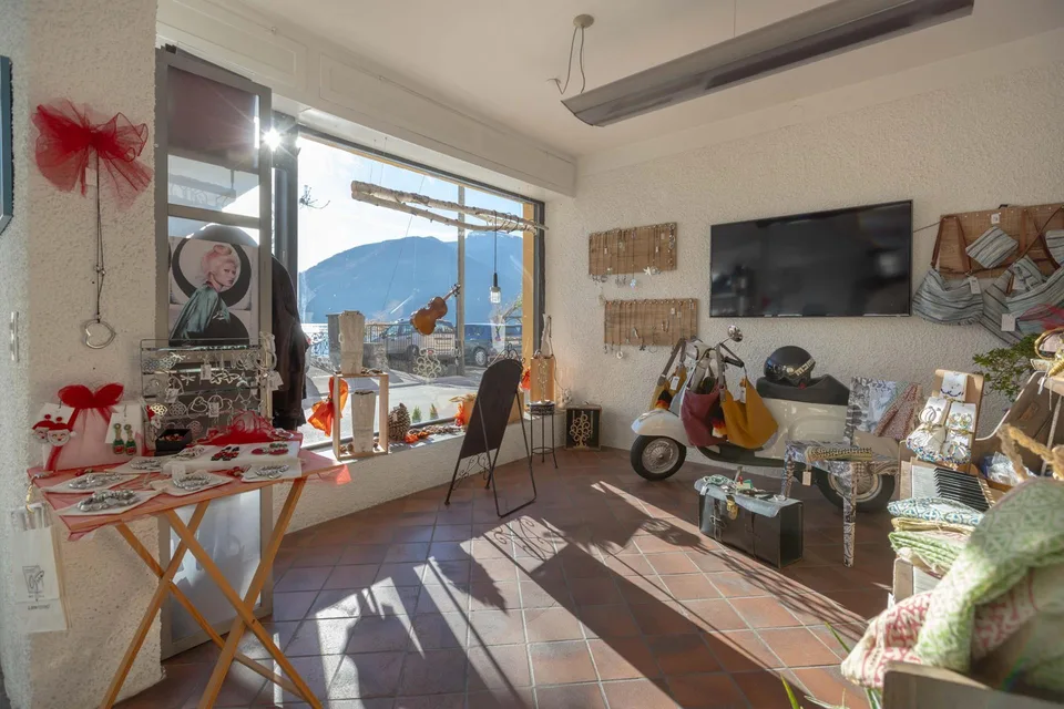 ELEGANTE BILOCALE COMMERCIALE SUL LUNGOLAGO A MELIDE
