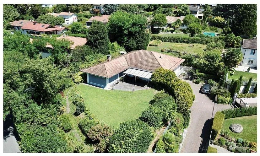 Villeneuve - Immobilie mit Seeblick, großem Grundstück und genehmigter Zweitwohnung
