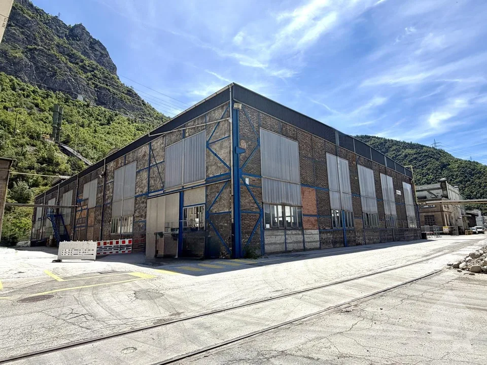 Halle industrielle de 20'500 m3 et de 2'130 m2 avec accès sécurisé