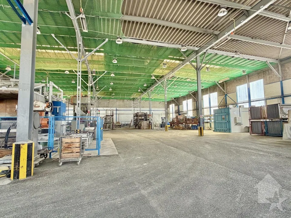 Halle industrielle de 20'500 m3 et de 2'130 m2 avec accès sécurisé