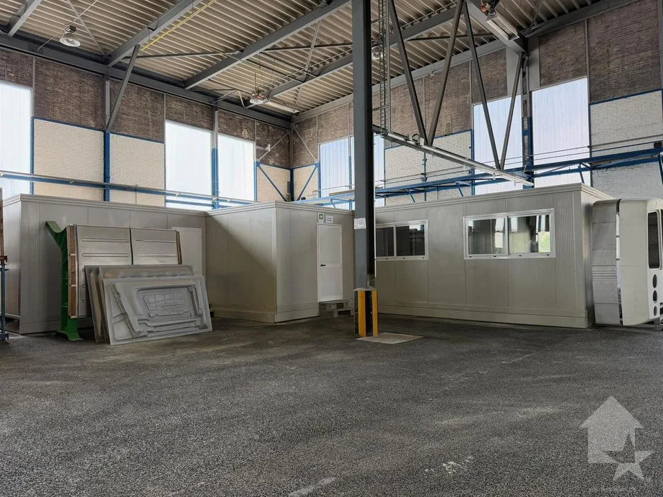 Halle industrielle de 20'500 m3 et de 2'130 m2 avec accès sécurisé – foto 10 di 12
