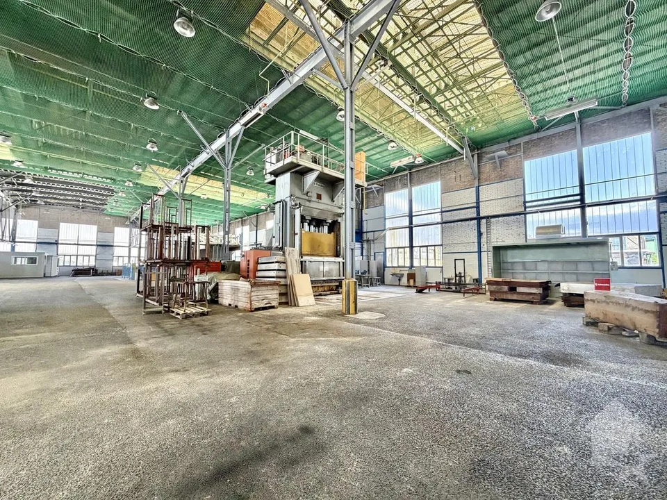Halle industrielle de 20'500 m3 et de 2'130 m2 avec accès sécurisé – foto 8 di 12