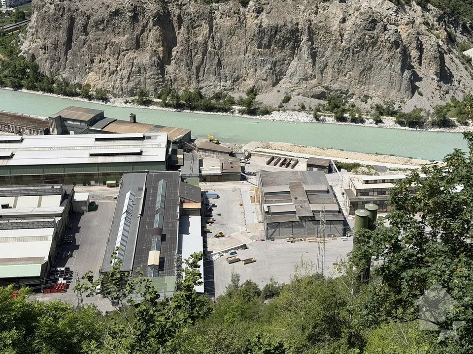 Halle industrielle de 20'500 m3 et de 2'130 m2 avec accès sécurisé