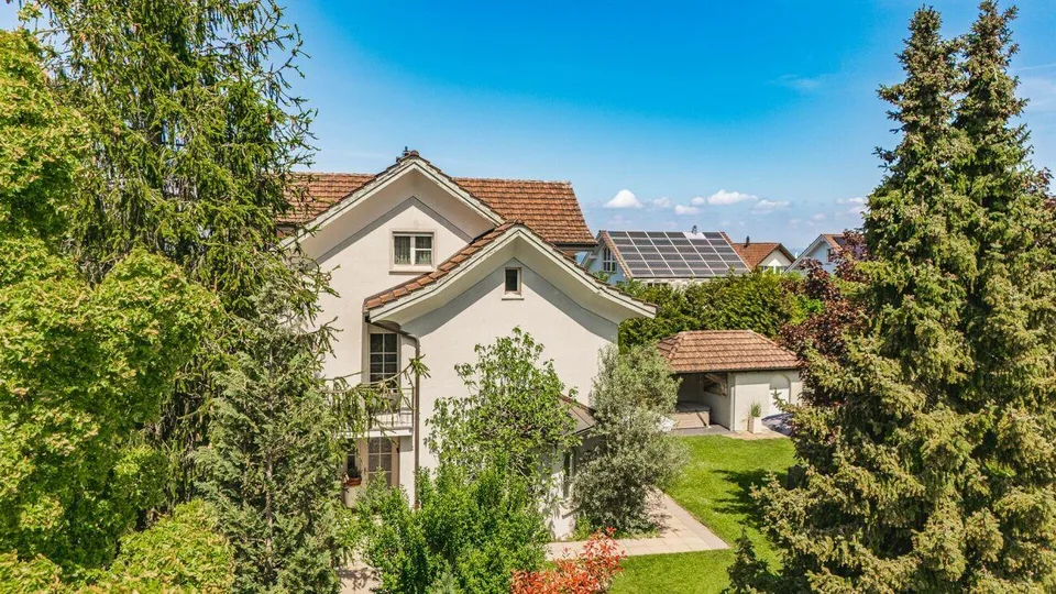 7.5-Zimmer-Landhausvilla mit Seesicht auf grossem Grundstück