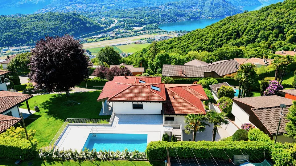 Splendida Villa Completamente Ristrutturata con Piscina e Vista Lago