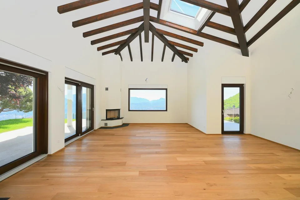 Splendida Villa Completamente Ristrutturata con Piscina e Vista Lago