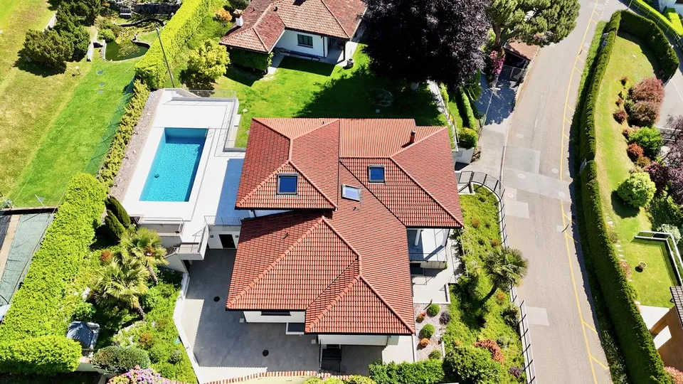 Splendida Villa Completamente Ristrutturata con Piscina e Vista Lago