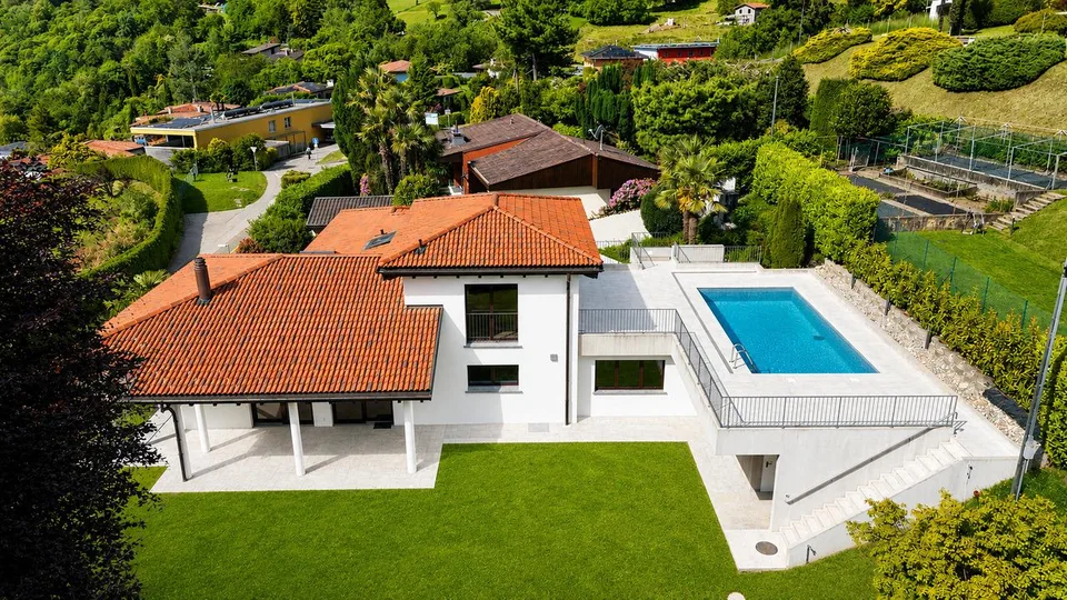 Splendida Villa Completamente Ristrutturata con Piscina e Vista Lago