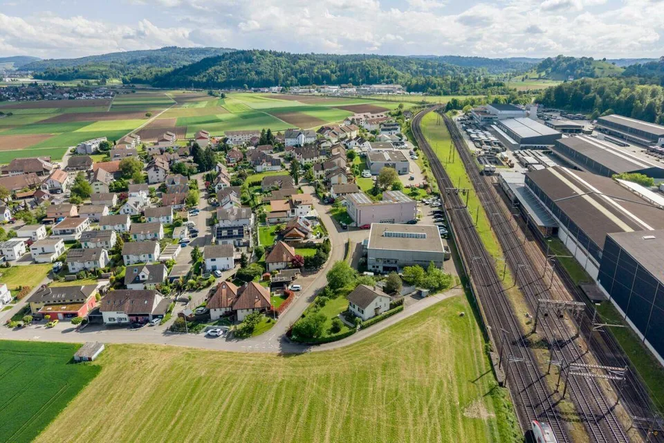 Herrlich gelegenes, 1'208 m2 grosses und voll erschlossenes Bauland...