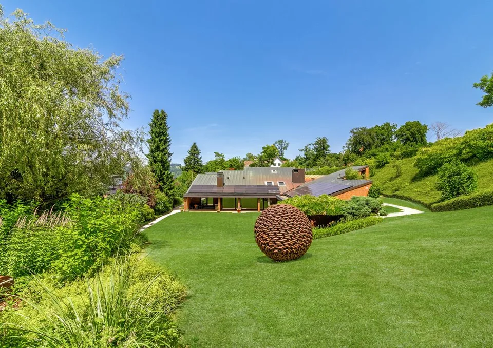 Villa mit Traumgarten und viel Privatsphäre