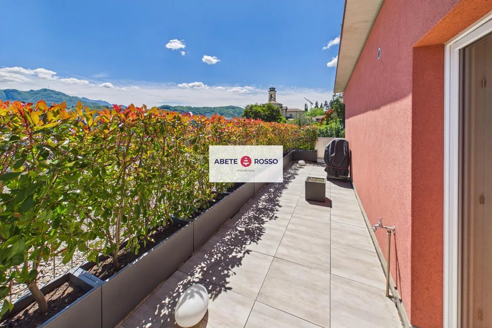 Splendido attico di 4.5 locali con ampia terrazza e finiture moderne.