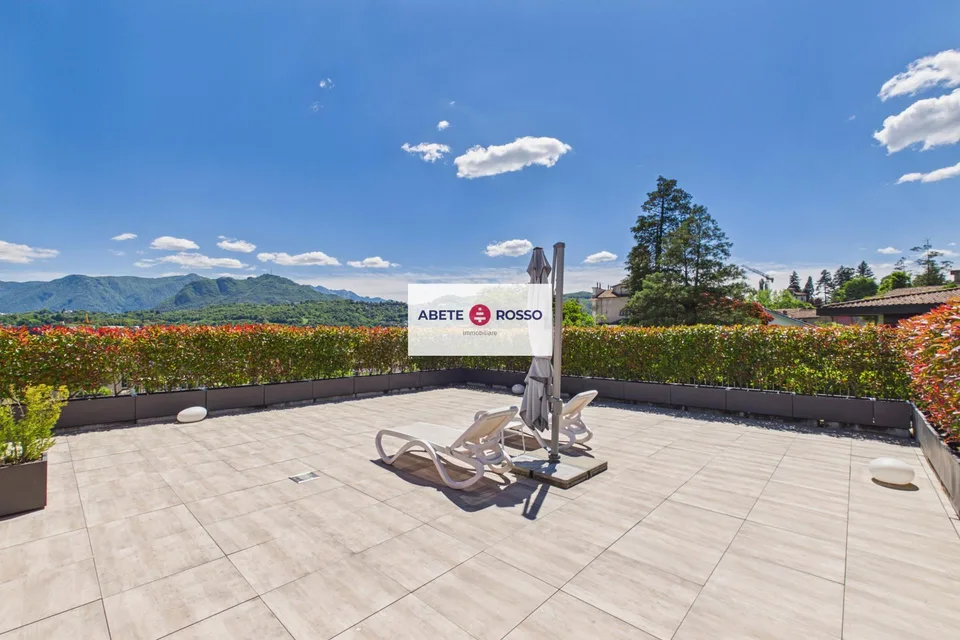 Splendido attico di 4.5 locali con ampia terrazza e finiture moderne.