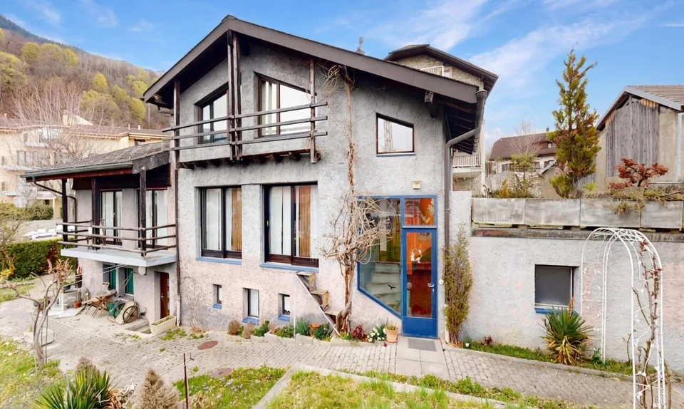 Maison atypique avec atelier indépendant et beau potentiel à Savièse