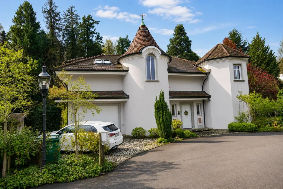 Rarität in Kastanienbaum: Villa mit unbebautem Bauland