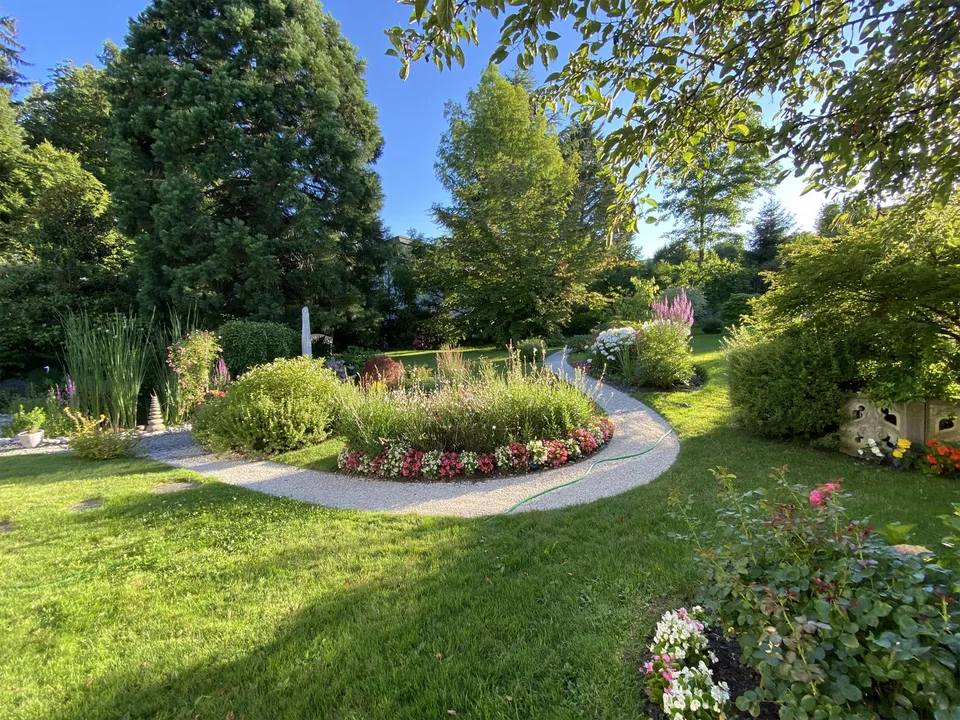 Rarität in Kastanienbaum: Villa mit unbebautem Bauland