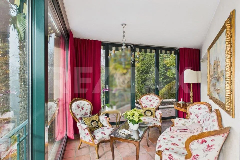 Elegante villa con piscina, bosco privato e vista sulla natura – Foto 11 von 13