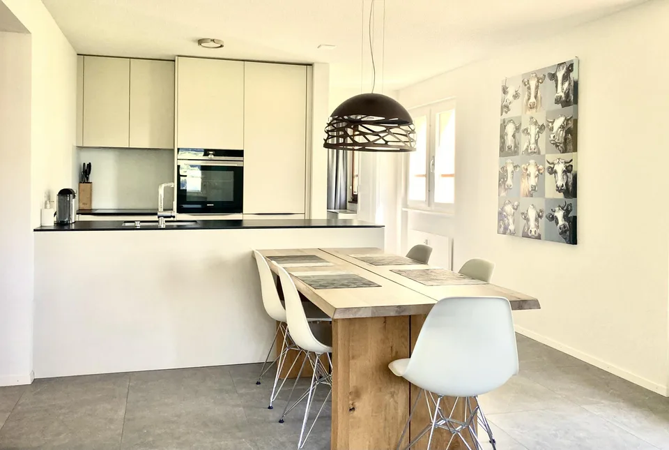 Top-moderne, hochwertig renovierte, helle 4.5 Zimmer Eck-Wohnung