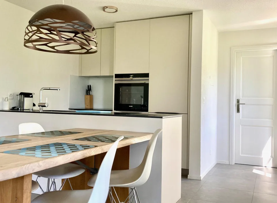 Top-moderne, hochwertig renovierte, helle 4.5 Zimmer Eck-Wohnung