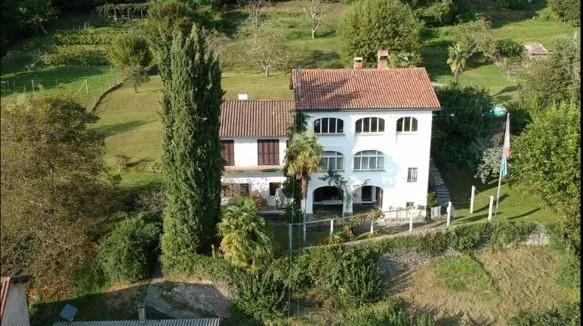 Traditionelles, Tessiner Steinhaus in exklusiver Alleinlage