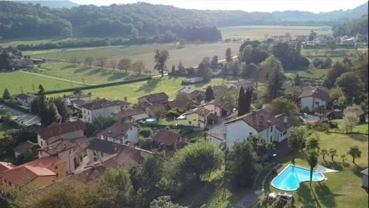 Traditionelles, Tessiner Steinhaus in exklusiver Alleinlage