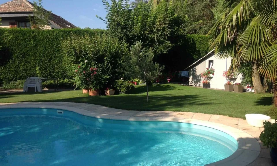 Casa familiare con piscina e grande giardino esposto a sud