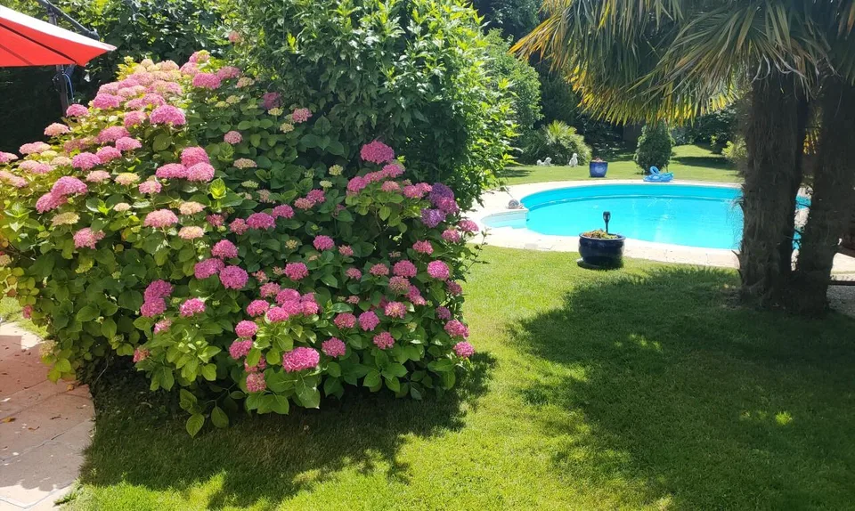Maison familiale avec piscine et grand jardin plein sud