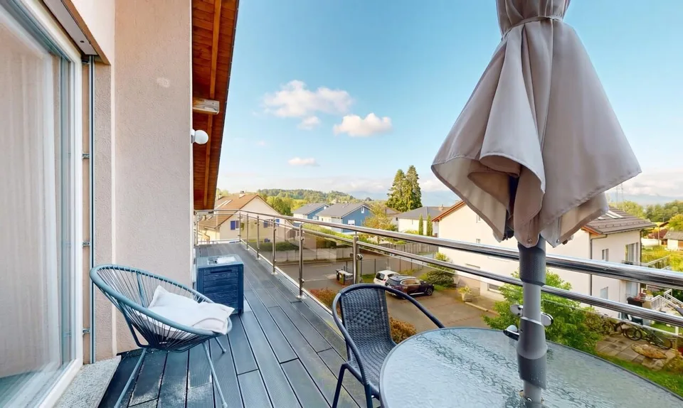 Attique contemporain traversant avec grand balcon et vue dégagée