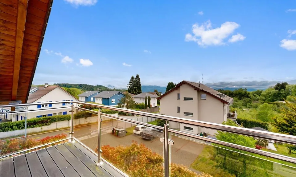 Attique contemporain traversant avec grand balcon et vue dégagée