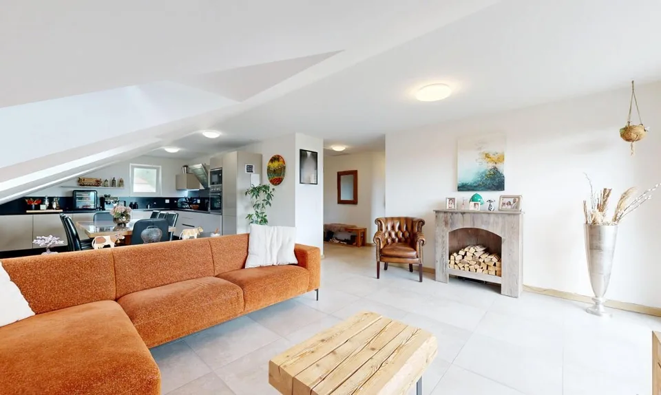 Attique contemporain traversant avec grand balcon et vue dégagée