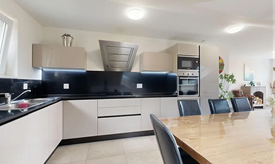 Attique contemporain traversant avec grand balcon et vue dégagée