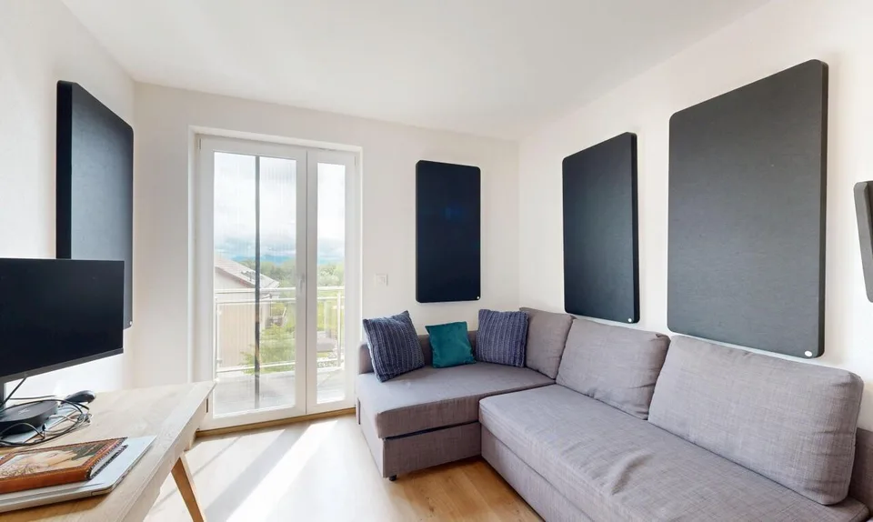 Attique contemporain traversant avec grand balcon et vue dégagée – photo 10 sur 19