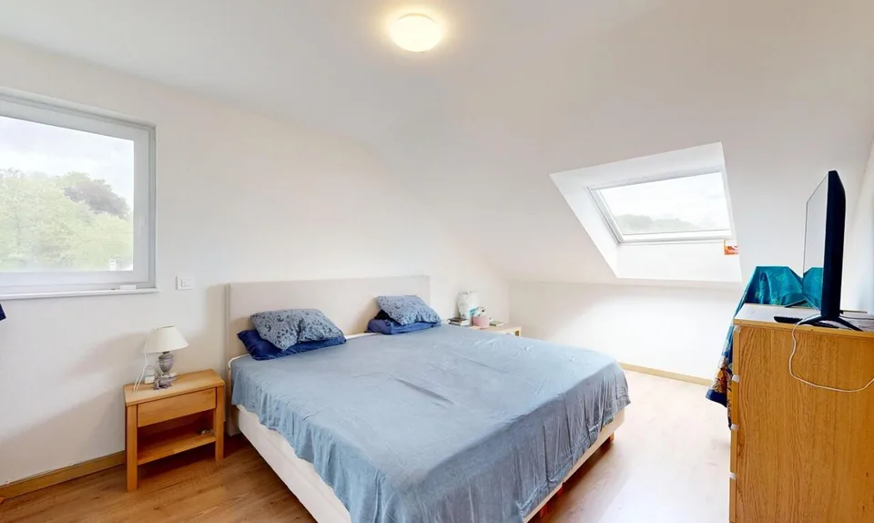 Attique contemporain traversant avec grand balcon et vue dégagée – photo 8 sur 19