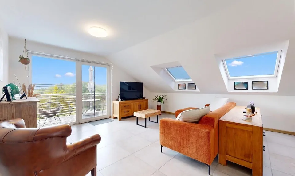 Attique contemporain traversant avec grand balcon et vue dégagée