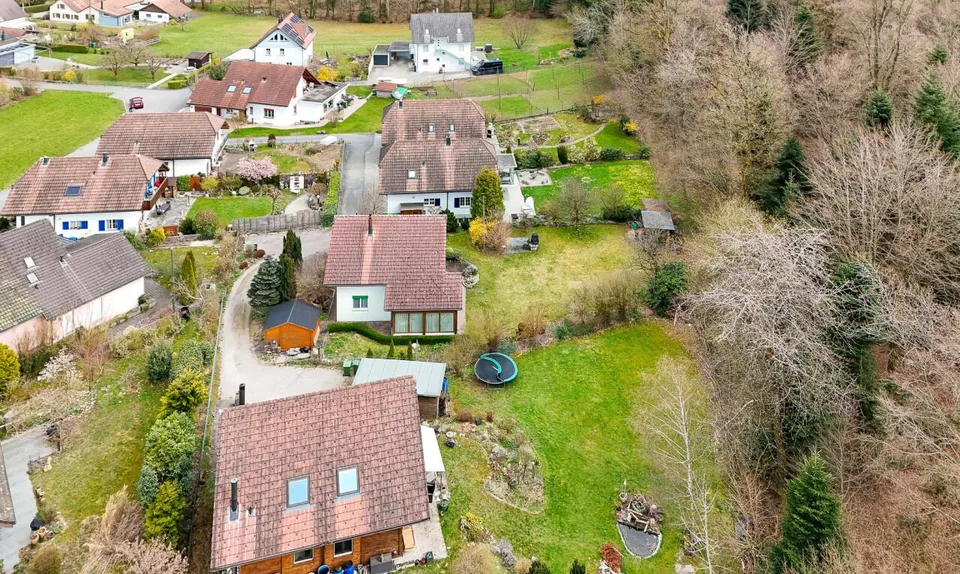 Lichtdurchflutetes Familienhaus mit Garten und direktem Waldzugang