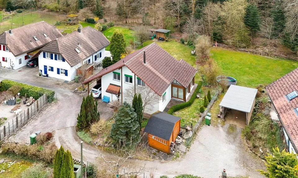 Lichtdurchflutetes Familienhaus mit Garten und direktem Waldzugang