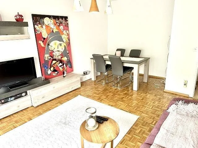 2-Zimmer-Wohnung im 1. OG sehr zentral, ruhig, sonnig mit schöner A...