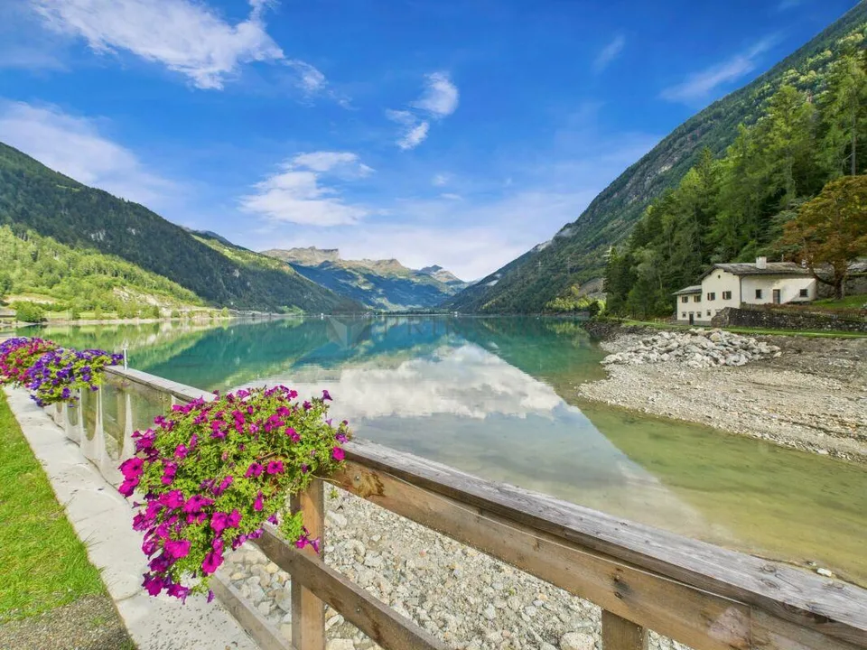 Hotel & Restaurant mit Einliegerwohnungen in Miralago