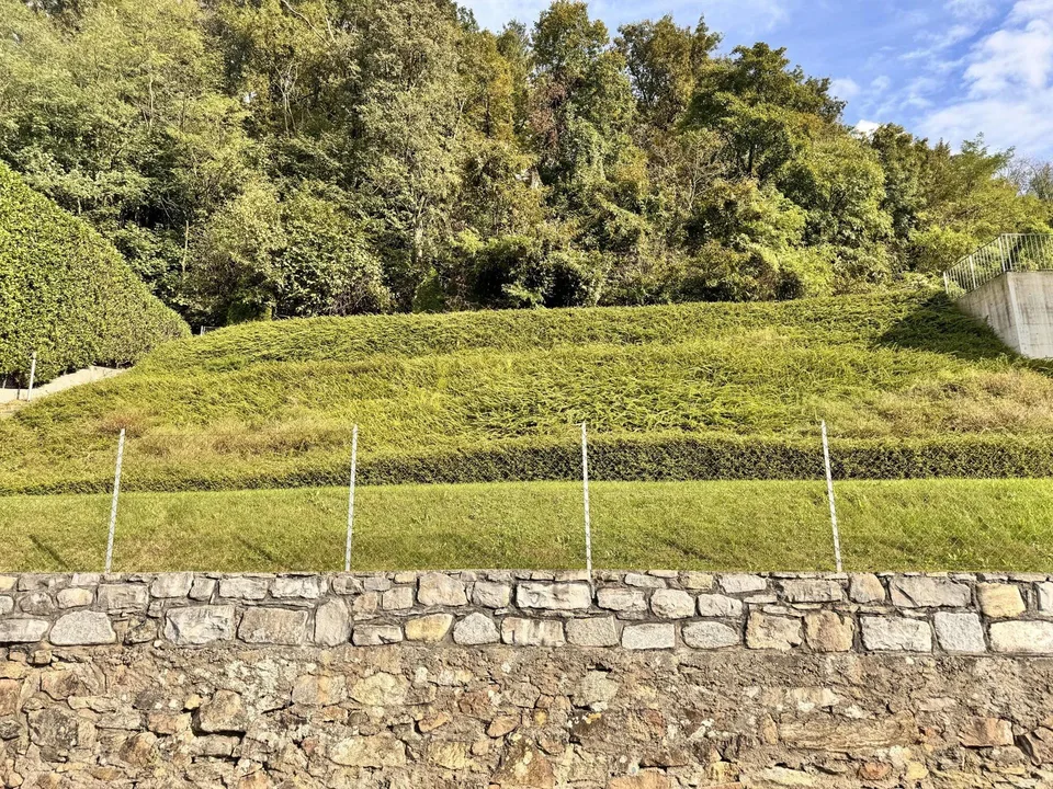 GRANDE TERRENO EDIFICABILE DI 530 MQ CON VISTA LAGO A ROVIO