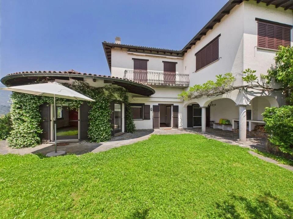 Comano: living in privacy just steps from the center