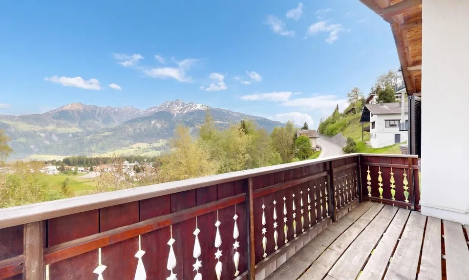 Charming Chalet with Mountain View and Development Potential in Laax – photo 8 of 19