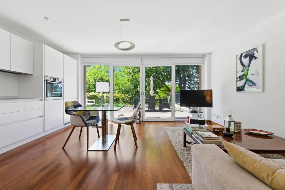 Moderno e con ampia terrazza nel verde | Contemporary living with s...